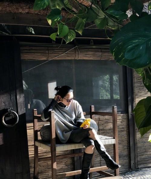许晴不愧单身贵族，红大衣配长靴肆意大笑，51岁还有少女的娇俏
