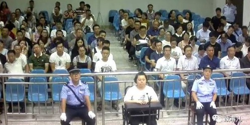 这位90后彻底火了! 90后女干部涉嫌贪污而落马