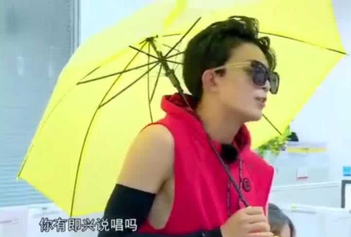 赵丽颖实力模仿吴亦凡《大碗宽面》,吴磊的一