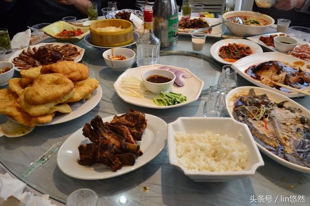 过大年回娘家,娘家用这两桌饭招待女婿,您看怎么样