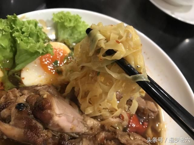 在泰国商场里的美食小摊花15元吃碗面，还没吃饱！鸡腿确实不错！