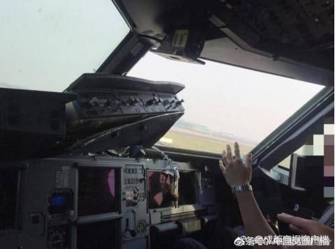 突发川航空客A319客机驾驶舱玻璃破碎 备降成