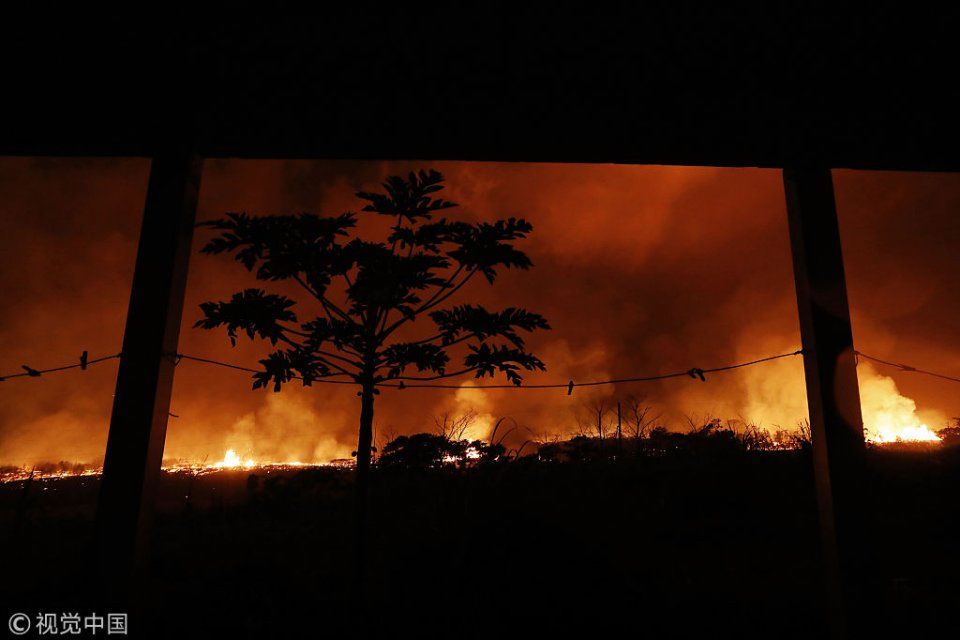 夏威夷火山持续喷发 炽热熔岩喷涌而出