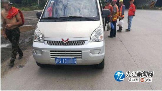 忒牛了!九江一辆7座面包车超员100%,他们是