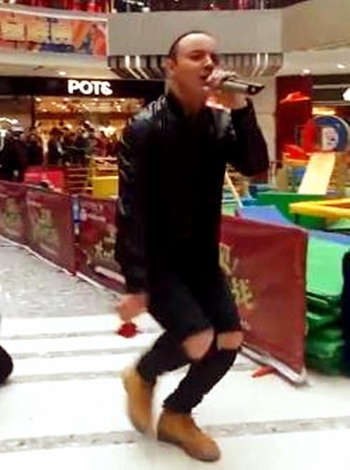 俊凯还红,7岁出道,16岁开演唱会,今19岁秃顶走