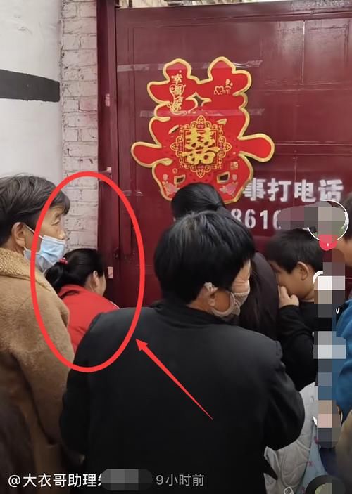 大衣哥朱之文儿子结婚，老家被围水泄不通，儿子敬酒略显不懂礼数
