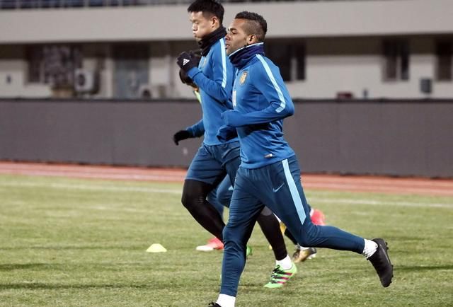 图集中超第28轮长春亚泰VS江苏苏宁赛前训练