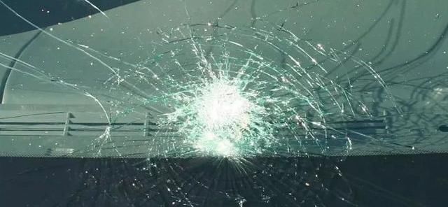 空军出身的飞行员真牛:客机风挡玻璃没了,依然安全着陆