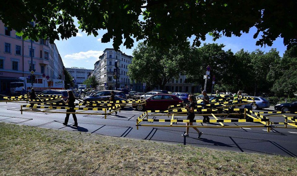 德国:绿色和平组织扛警戒标志游行 抗议汽车