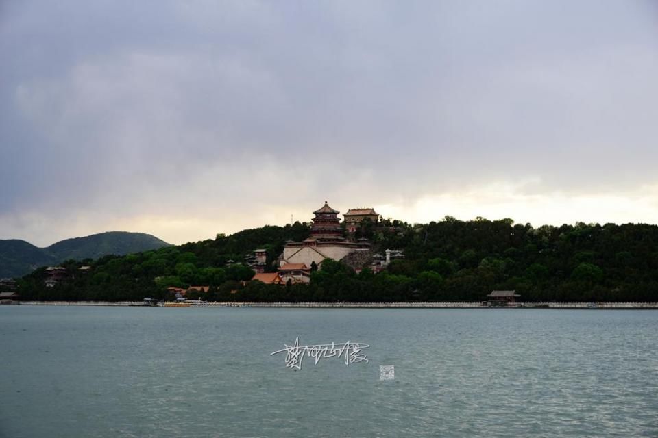 蓝天白云点缀最美北京城，最美落日晚霞映衬颐和园