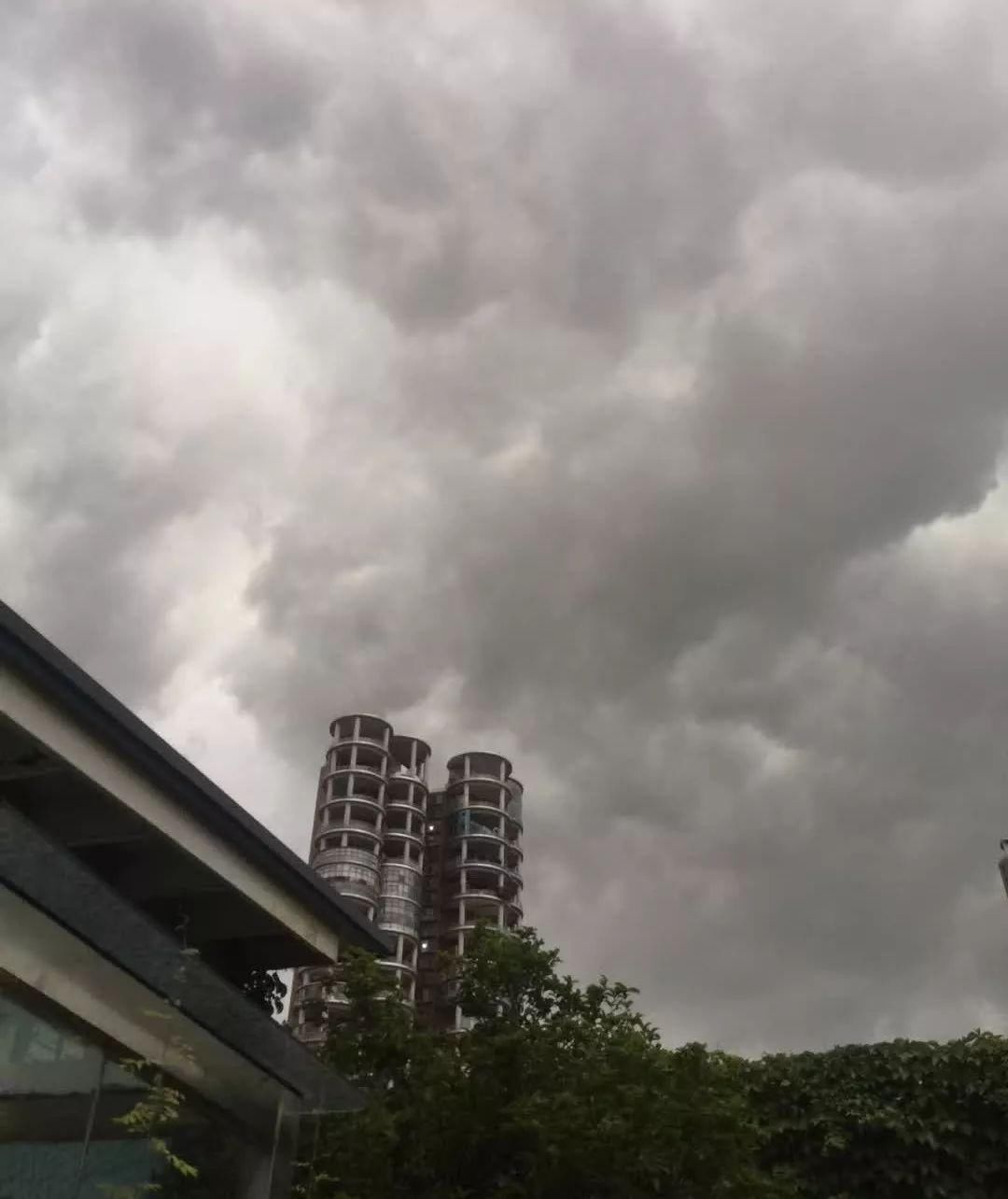 雷雨大风终于来了！夜里有暴雨！阵风八级！合肥这里积水