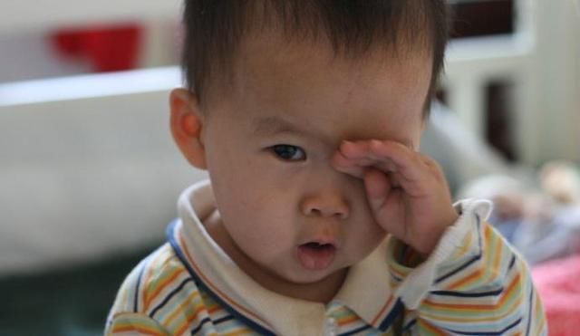 3岁男孩不停地揉眼睛流眼泪,医生检查后从眼睛