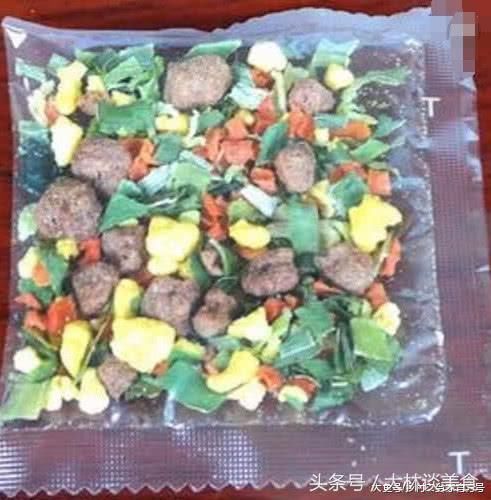 方便面里面的牛肉粒是“豆制品”还是真牛肉？几十年终于知道了