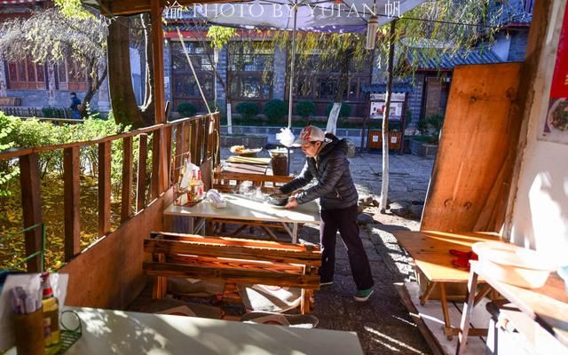 丽江束河古镇15元的早餐，一碗米线一个纳西粑粑，还算合理吧？