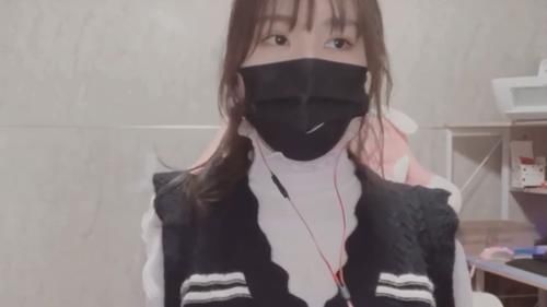 小团团再次露脸引发重大失误，口罩滑落露出蒜头大鼻，弹幕炸裂