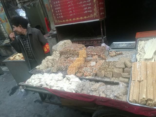 新疆切糕为什么那么贵,其实你们都被骗了,真正的新疆美食是这样!