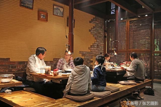 中国游客被日本人训斥吃相难看,看看日本人吃
