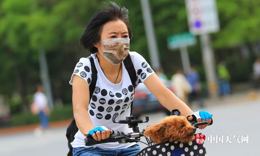 辽宁升温迅猛 沈阳市民清凉夏装出行