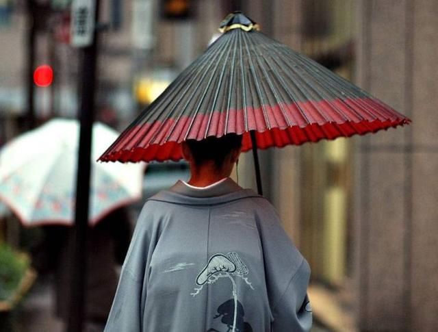 为什么日本还在用这种雨伞?听老师傅说完,后悔