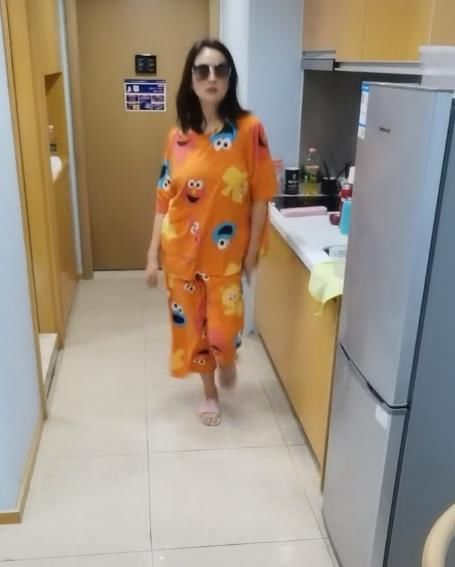 40岁戴娇倩生活太拮据？睡衣上油渍明显，住房简陋一进门就是厨房