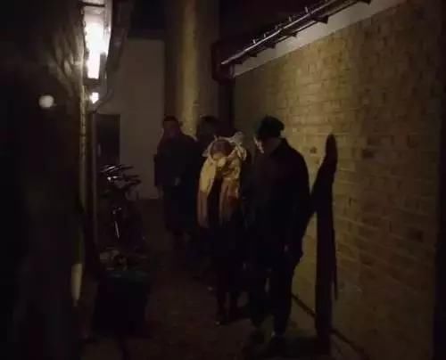 他开的这家餐厅在伦敦排名第一,居然是不存在