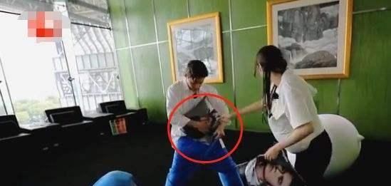 真性情还是太低级?刘宪华强往热巴裤里塞东西,对方只能干陪着笑 银河娱乐网址大全