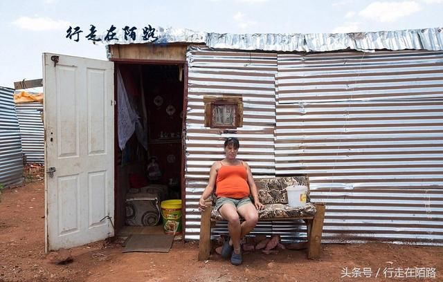 20年天堂到地狱:高高在上的白人沦为难民,住贫民窟也不走