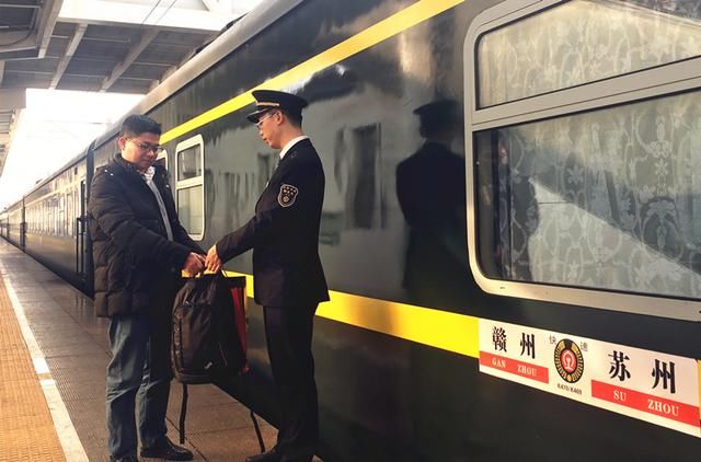 春运故事：T8001次列车长暖心之举 帮旅客找回遗忘物品