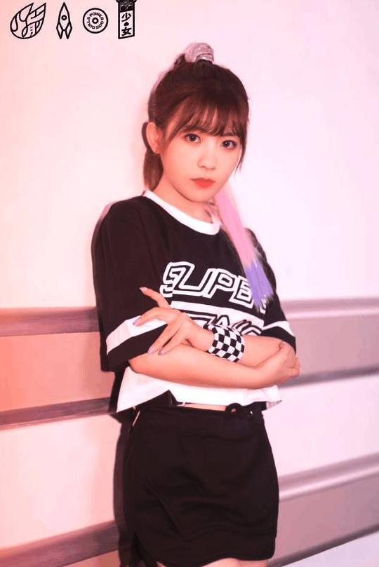 火箭少女直播出事故,伴奏突然消失,坚持表演清