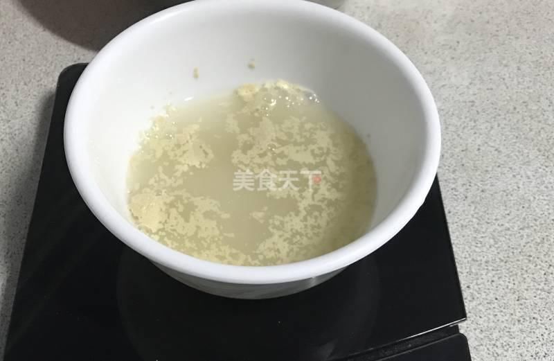 用电饭煲的“煮饭”模式做发糕，切记锅里要倒扣一个碗!