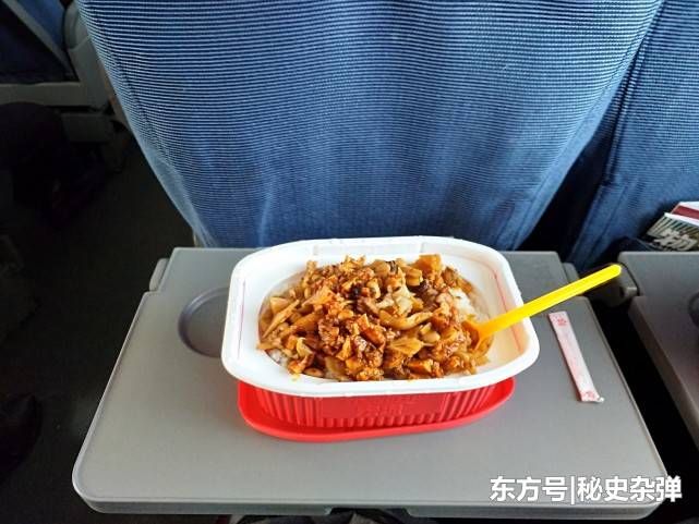 实拍：高铁上的盒饭“吃不起”，自带美食旁边人“羡慕不已”！