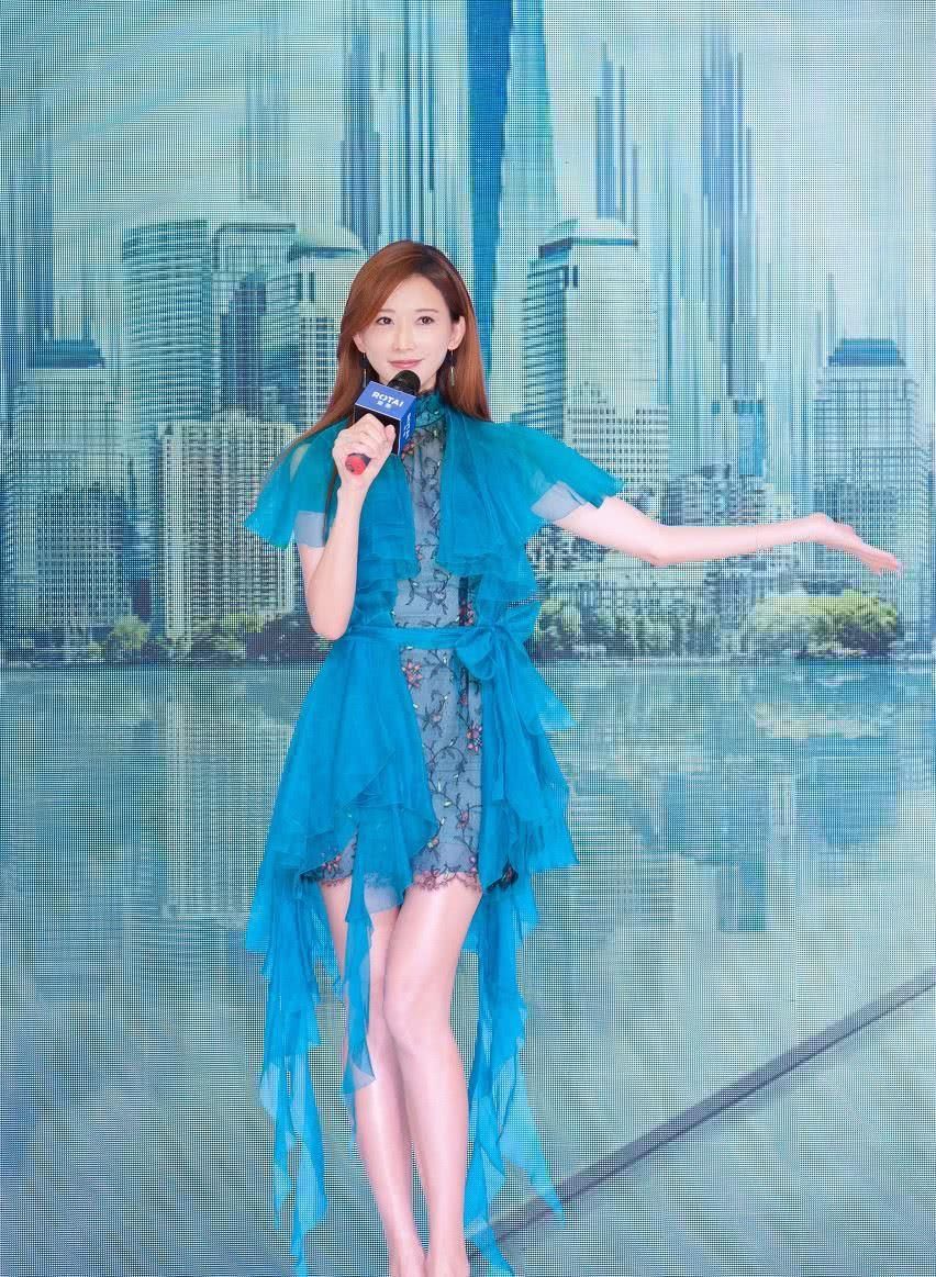 玲,踩高跟鞋出席活动,太漂亮了,网友:御姐归来!