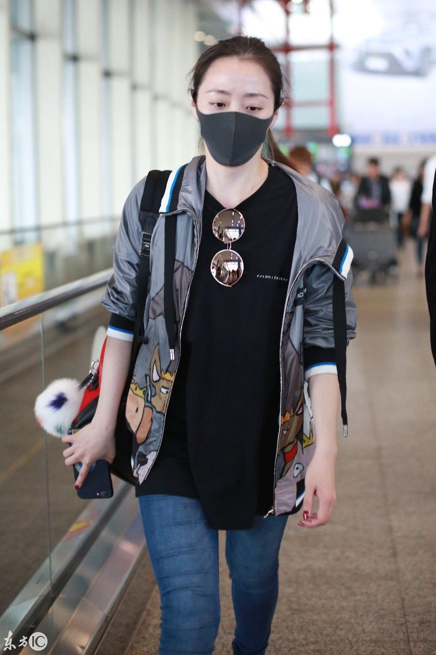 张靓颖口罩遮面穿灰色外套搭配深蓝色牛仔裤现