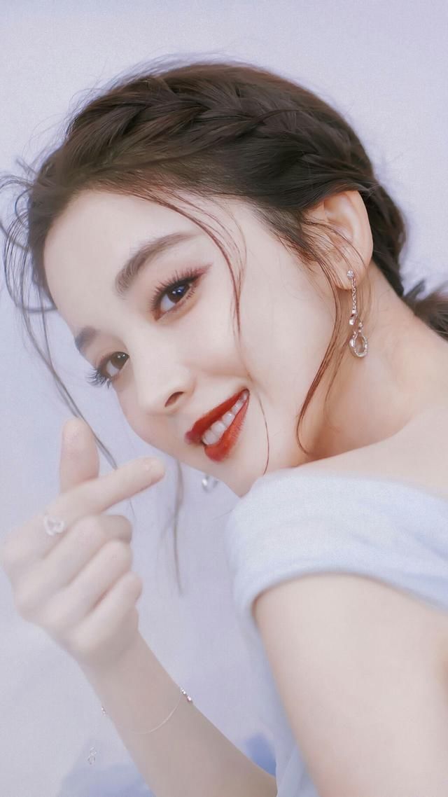 靠美貌火到现在，新综艺上造型惊艳，娜扎教你如何完美穿搭