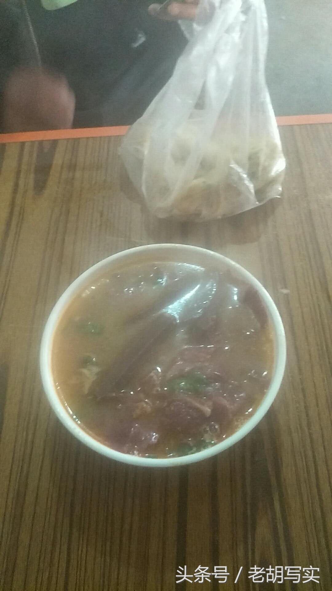 这家牛肉汤馆老板不停切肉案板上肉堆成小山,