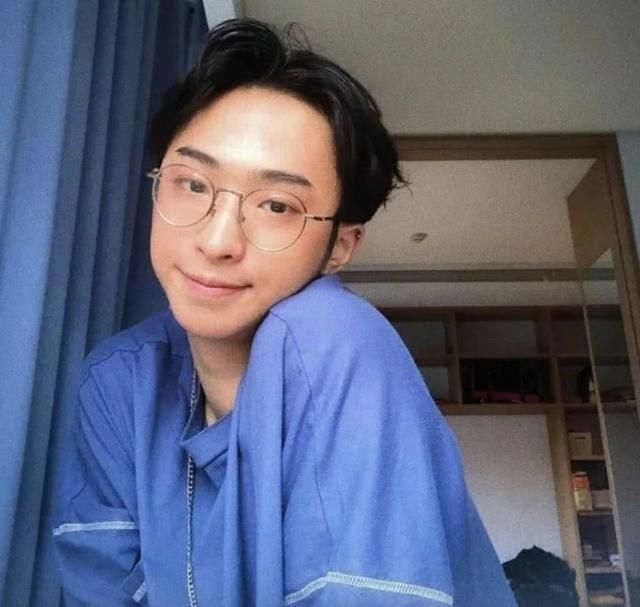 伊能静儿子与男生亲嘴,穿纱裙摆妩媚姿势,网友:父母都有责任