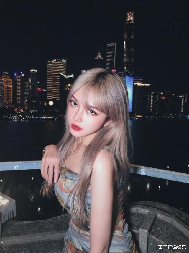 周扬青与安琦同框现身夜上海，两人都是高颜值，脸上黑痣意外抢镜