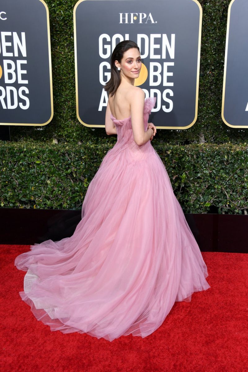 美国女星艾米罗森一身粉色长裙出席2019金球奖颁奖典礼