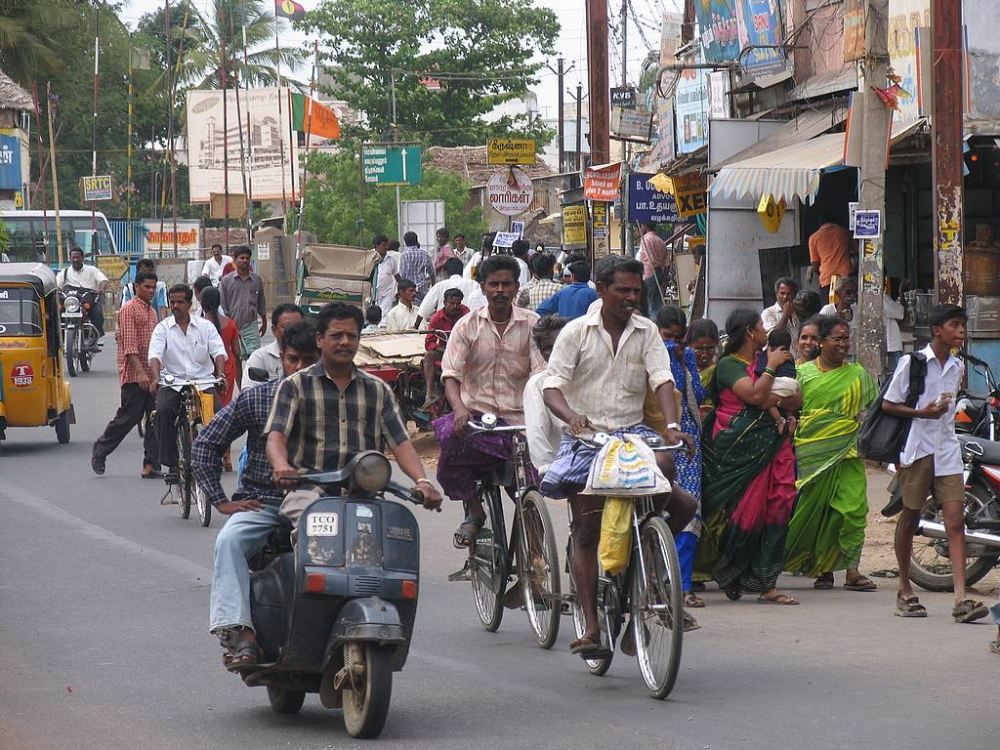印度有钱人游中国,被眼前的繁华震撼,大骂印度