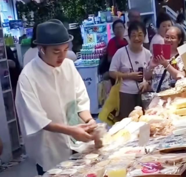 王祖蓝现身菜场,开超跑买老婆饼被拍,网友:捞金手段还是蛮多的 dafabet手机版网页版