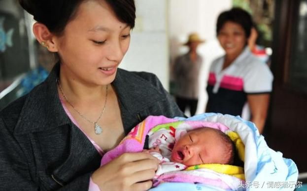 离婚后生下前夫的孩子,出院时碰到做流产出院的前夫和他现任妻子