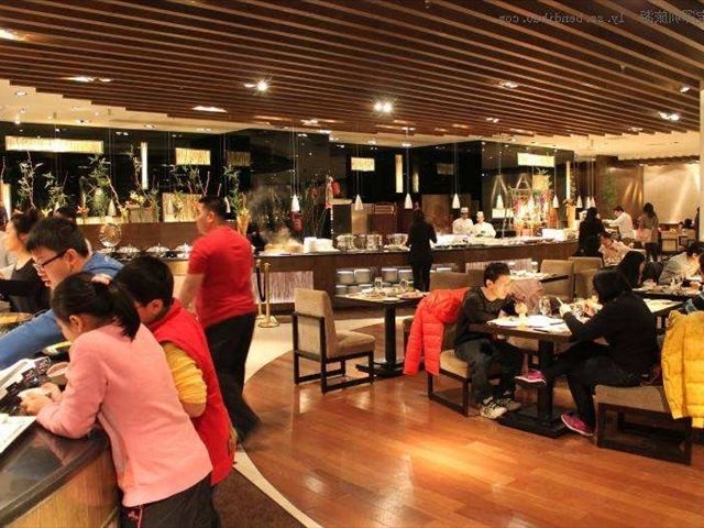 泰国自助餐“新模式”，中国游客一顿“将近8盘”!外网友:服了