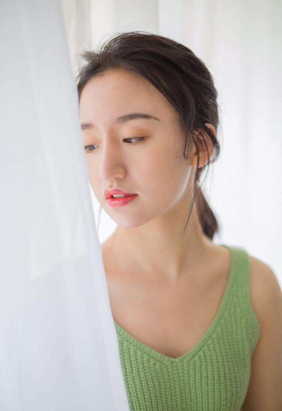 氧气美女穿吊带超短裤,白皙香肩美腿居家写真