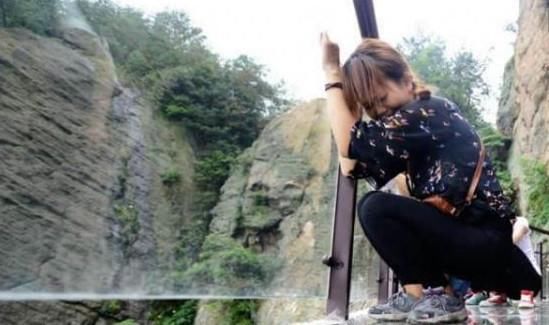 少女恐高瘫坐玻璃栈道,起身流出一滩水,景区罚款5万惹众怒