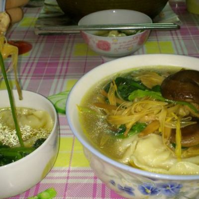 黄花菜香菇炖饺子