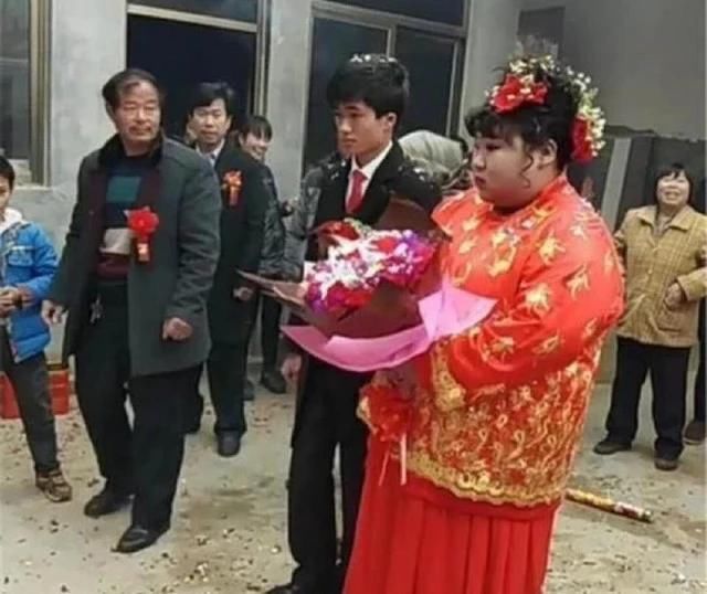 农村婚礼:18岁的新郎和新娘,结婚礼上却一脸茫然
