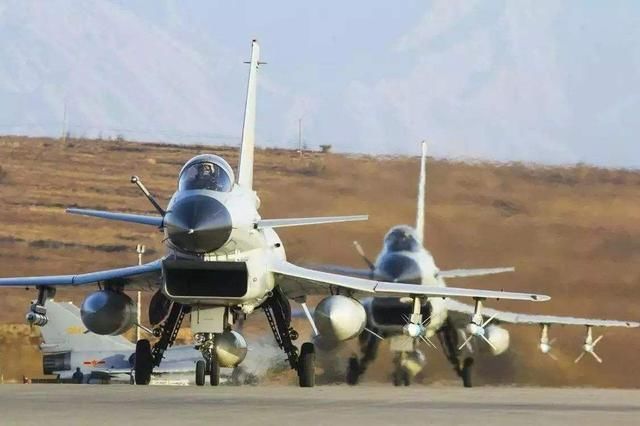 歼-10航程较短,打击半径不够?关键时刻这一技