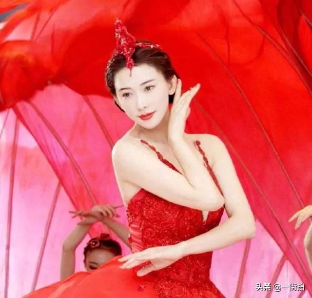 44岁林志玲春晚上高空跳水好惊心,红色芭蕾舞