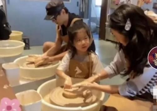 章子怡一家出游无人识？女儿给保姆照顾，两人逛高级店铺消费
