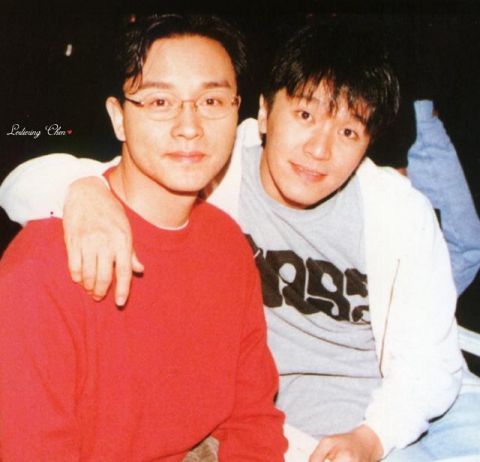 55岁的周星驰穿运动装显年轻,不忘嘟嘴卖萌,与